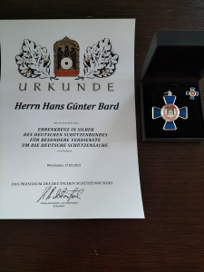 Urkunde mit Erhrenkreuz