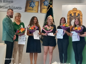 Kreisschützenmeister Andreas Pröhl, 5. Platz Esther Finkler, 1. Hofdame Laura Kunz, Königin Louisa Grimm, 2. Hofdame Elly Brücker, 4. Platz Deborah Lambert