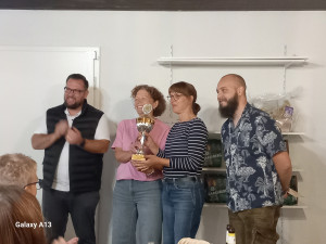 Ortsvorsteher Christian Bost mit den erstplatzierten Team die flotten Bienen Katja Klos und Heidi Holzer und der 1. Vorsitzende Michael Scheid